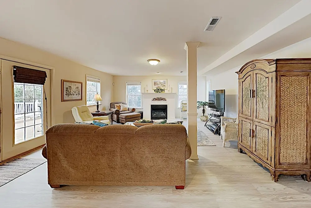 New Listing! Canalfront All-suite: Steps To Beach 5 Bedroom Home