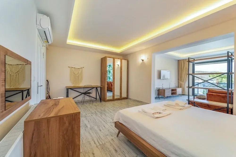 Nakas Suites