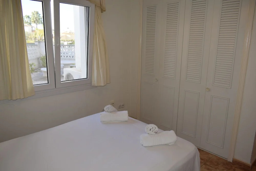 Ch1900 in Oliva With 4 Bedrooms and 3 Bathrooms