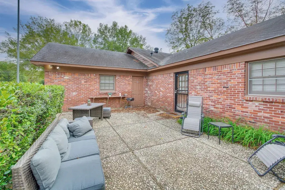 Spacious Little Rock Home w/ Patio - 9 Mi to Dtwn!