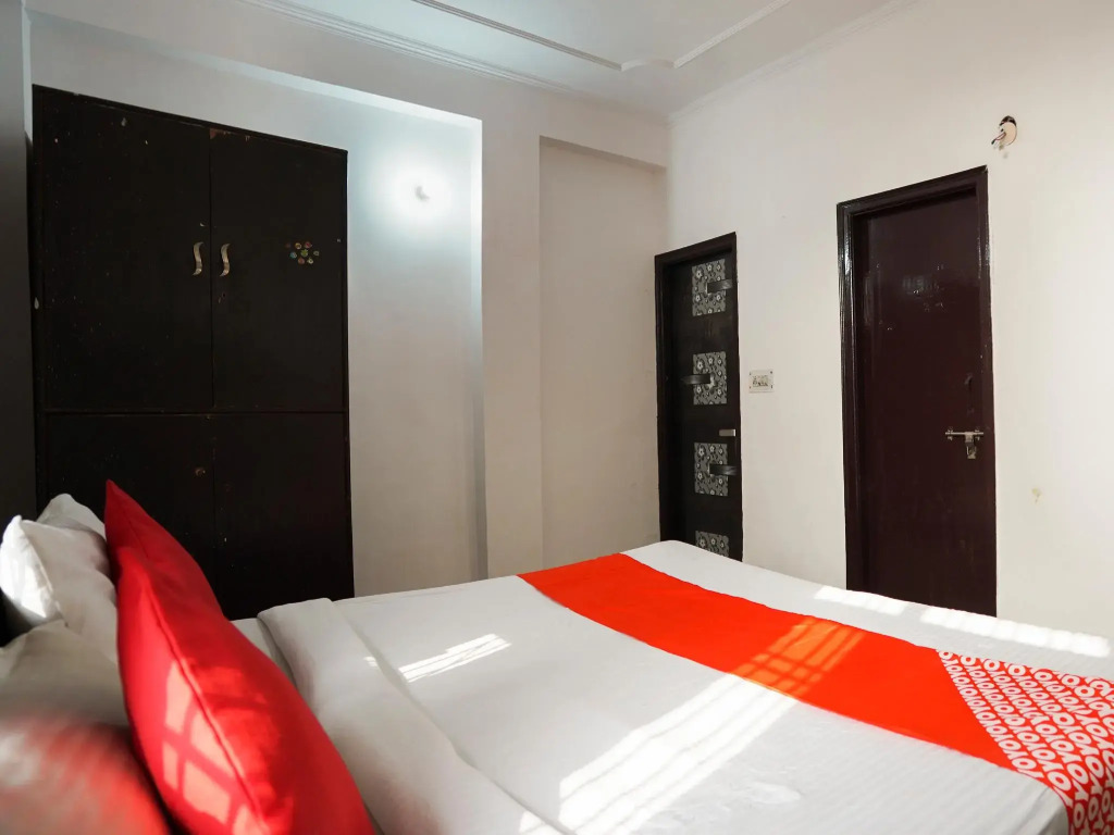 OYO 66305 Noida Palace