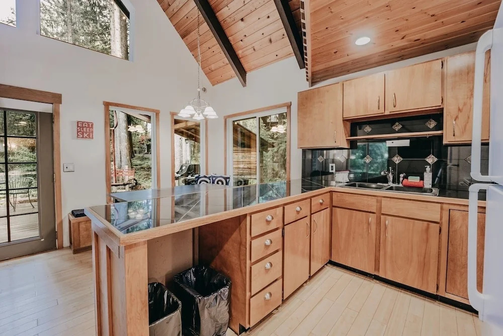 99mbr - Hot Tub - Wifi - Pets Ok - Bbq - Sleeps 6 2 Bedroom Home by RedAwning
