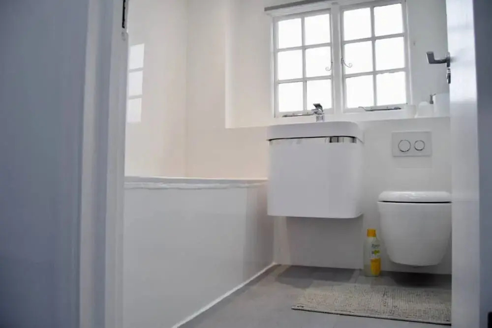 Bright 2 Bedroom Property With Easy Access to the City
