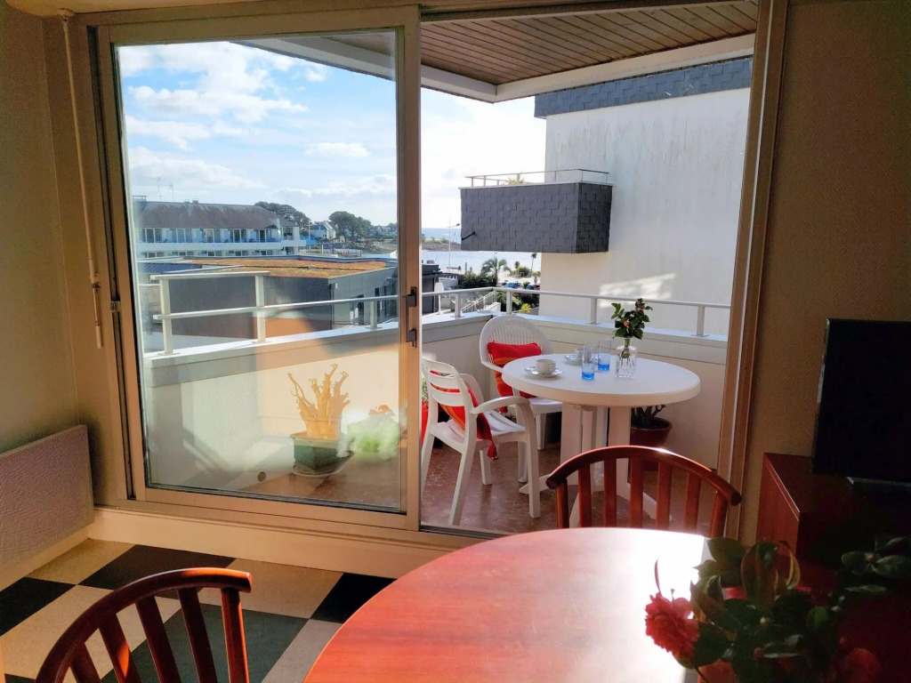 Studio with partial sea views in the popular seaside resort of Benodet