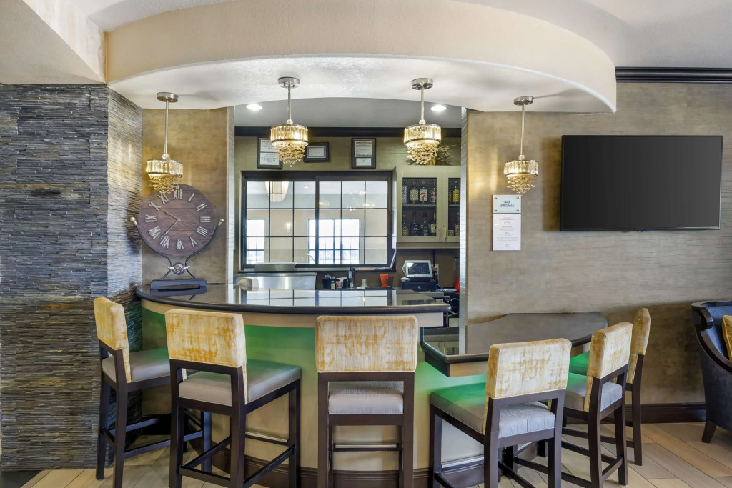 Best Western Plus Emerald Inn & Suites