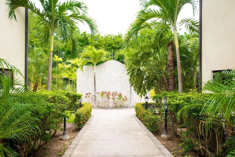 Casa del Sol-4 Secured and Quiet Complex - Minute Walk to the Beach