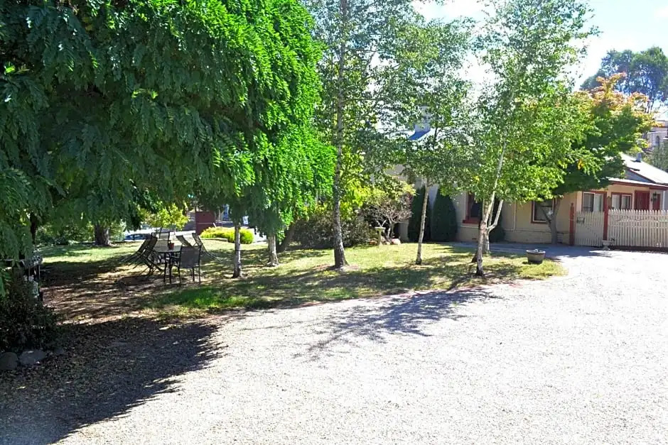 Colonial Bank Motel