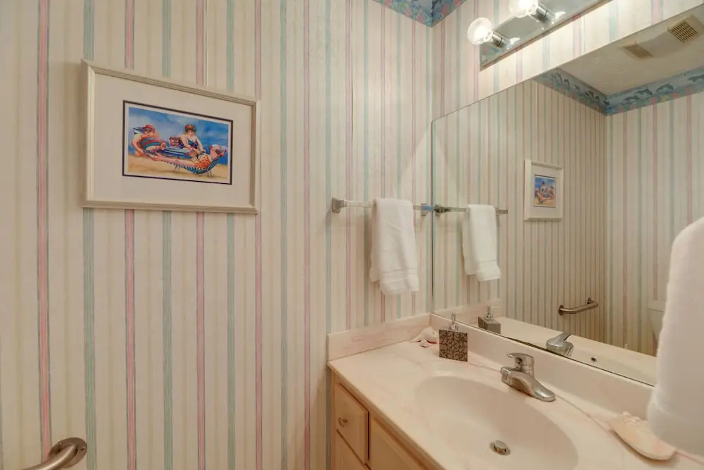 Pine Knoll Shores Getaway - Walk to Beach!