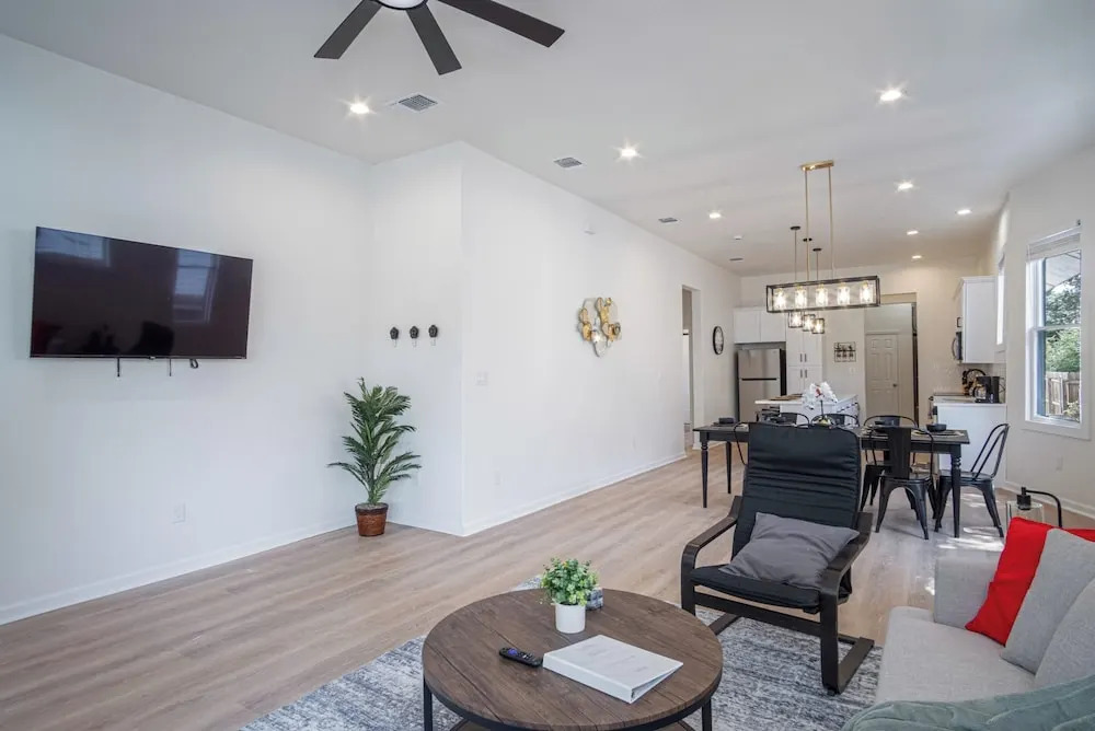 3BR 3BA Urban Escape Just Minutes From Downtown