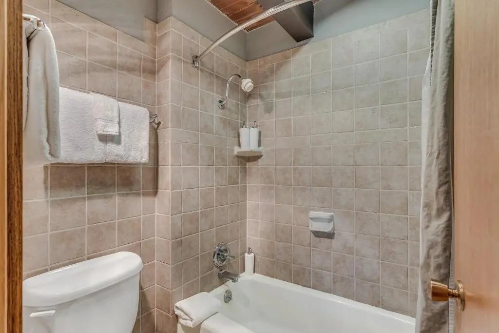 Laurelwood Condominiums Studio Deluxe Unit 115