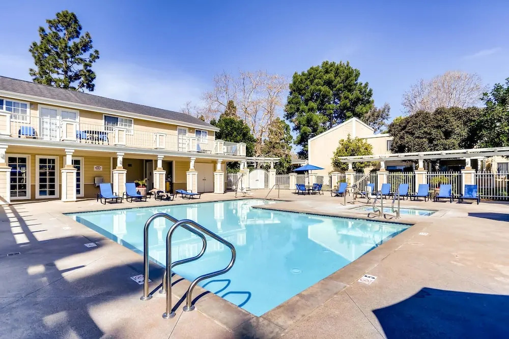 Private Entrance - 2BR Next To Ritz Carlton - Walk Down to Ocean! (MB1)