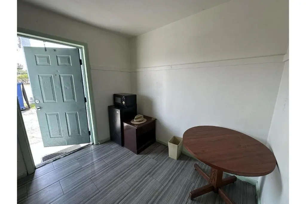 Base Motel By OYO South Tampa