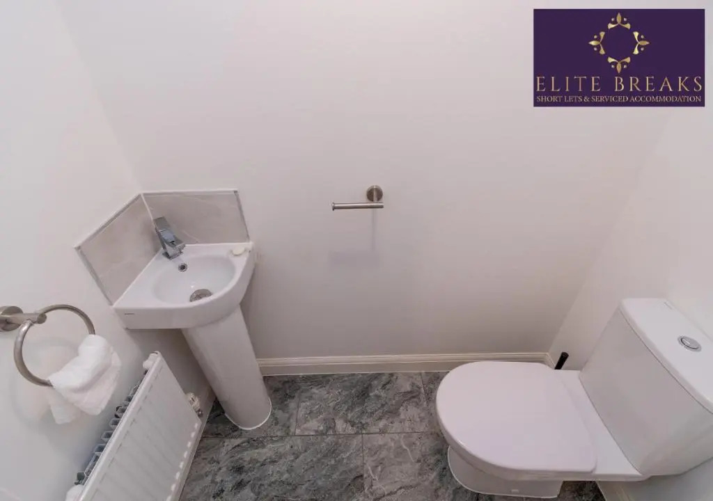 Central 4 bed house by Elite Breaks Serviced Accommodation Birmingham With Free Parking Sleeps upto 8