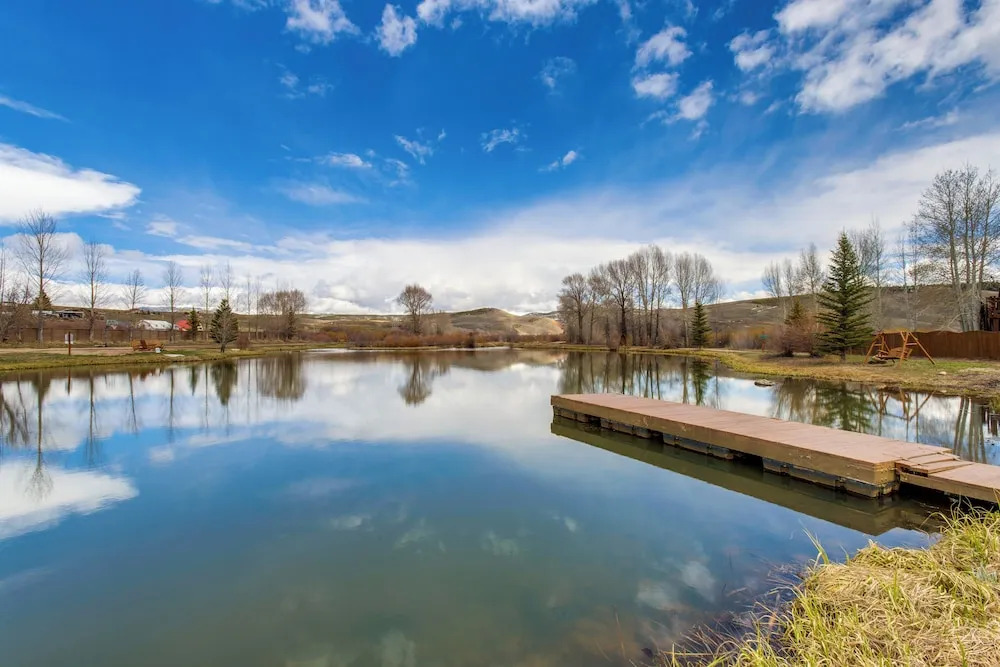 Riverfront Cabin, 4 Mi to Granby Ranch