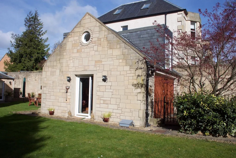 2 Bedroom House With Free Parking