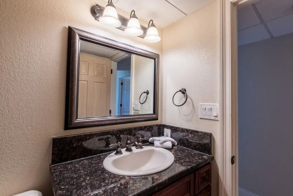AquaVista East 301 - 3 Br condo by RedAwning