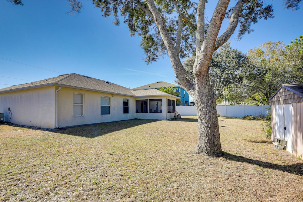 8 Mi to Sea! Snowbird Haven w/ Porch in Palm Coast