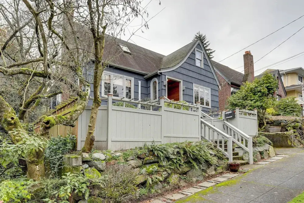 Charming Tudor-style Apt Near Green Lake!