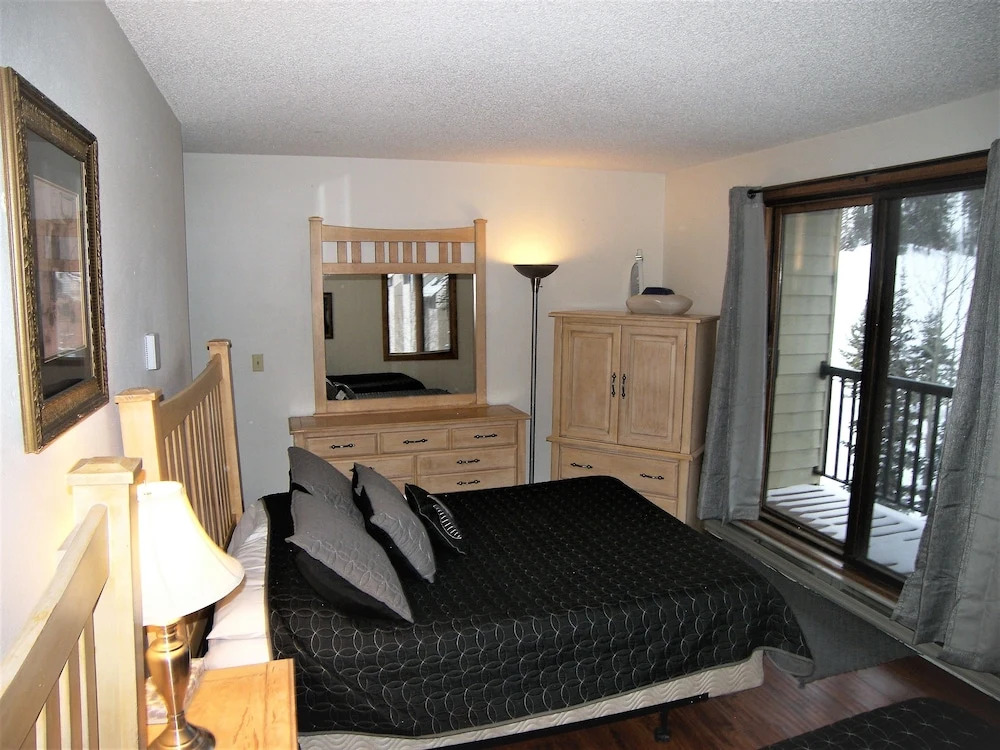 FP202S Foxpine Inn by RedAwning