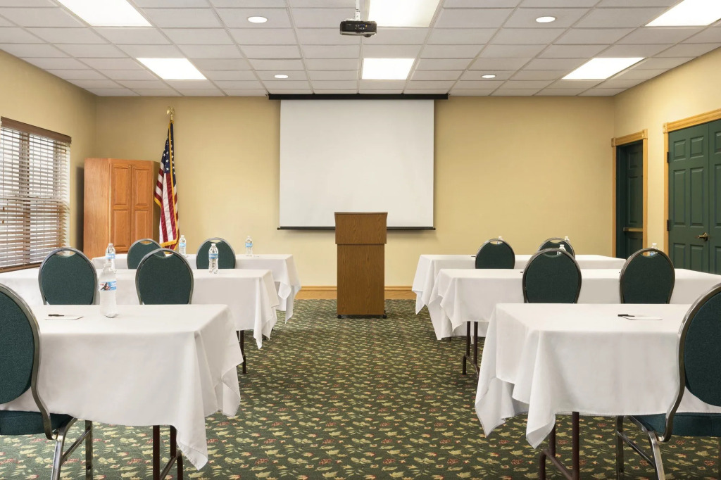 Country Inn & Suites by Radisson, Salina, KS