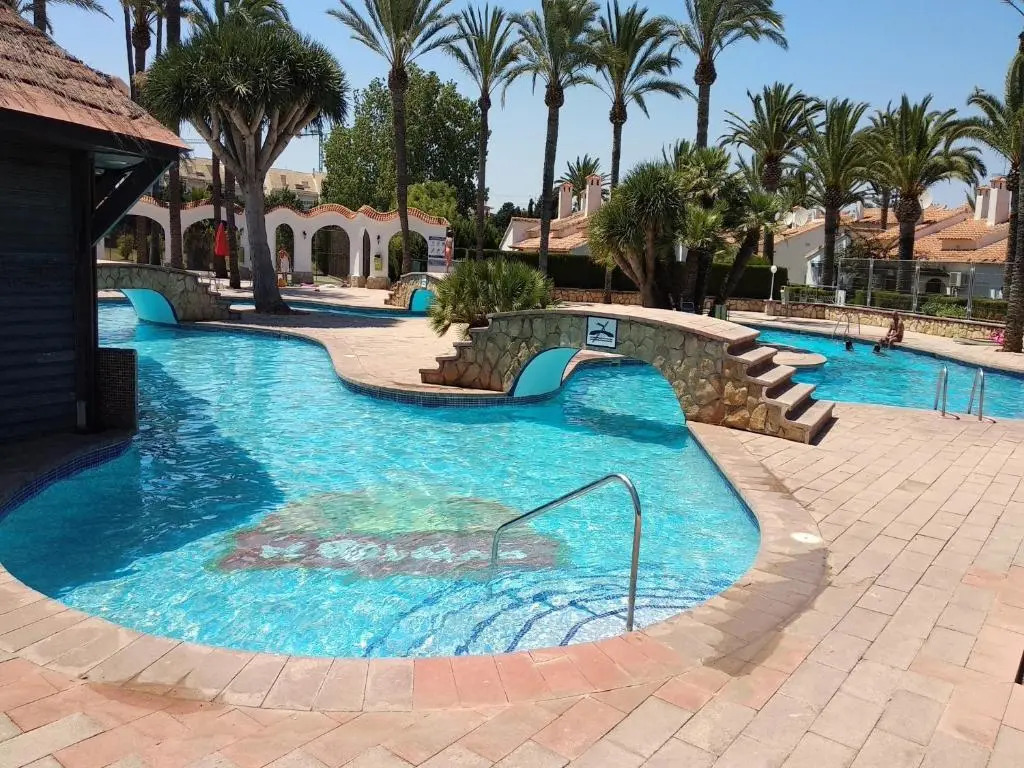 Villa 2 hab cerca piscina toboganes. wifi gratis