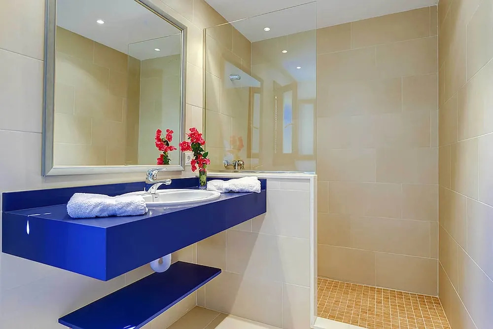Villa Las Flores by Villa Plus