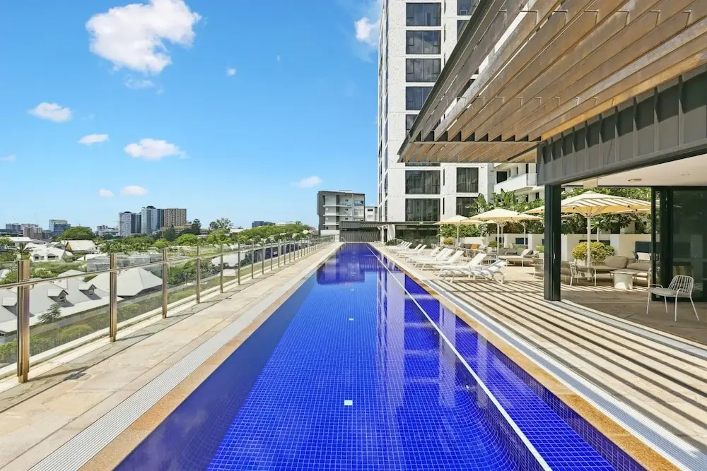 Stunning 1-bed by Victoria Park With Pool & Gym