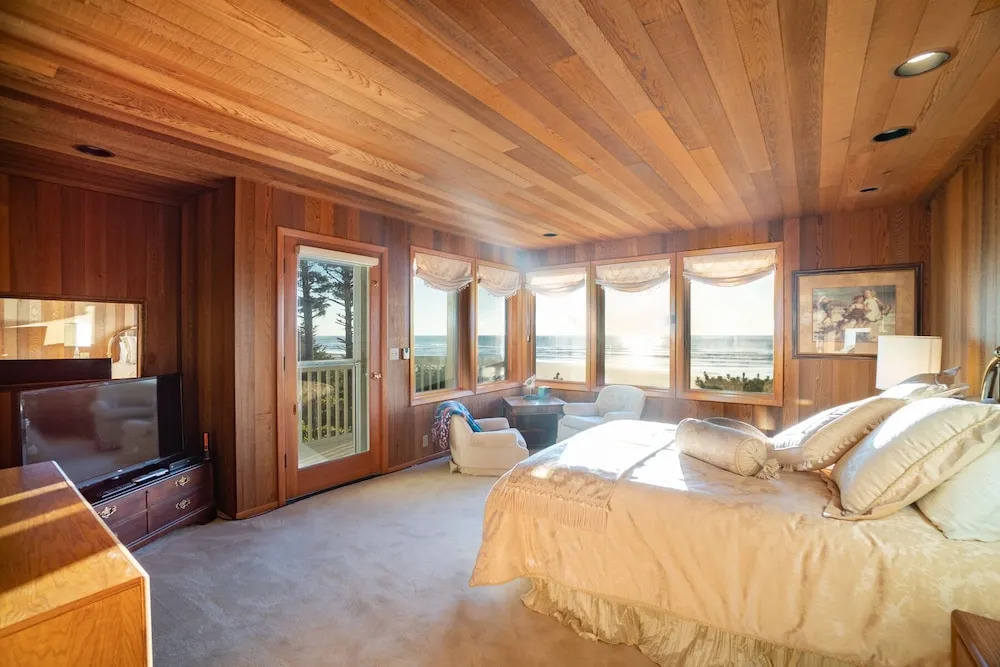 Gene's Coastal Escape 2 Bedrooms 2 Bathrooms Home