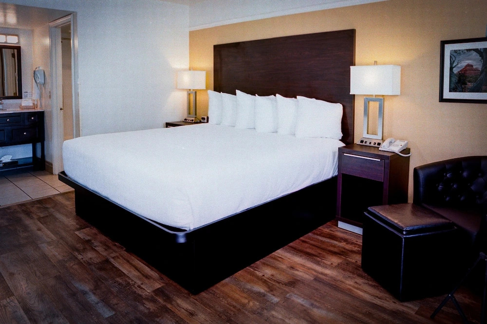 Pines Inn & Suites