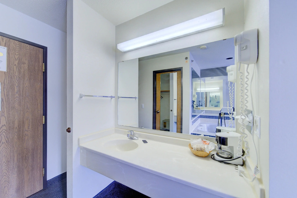 Capital O Amerihost Inn and Suites Fulton Hwy 54 MO