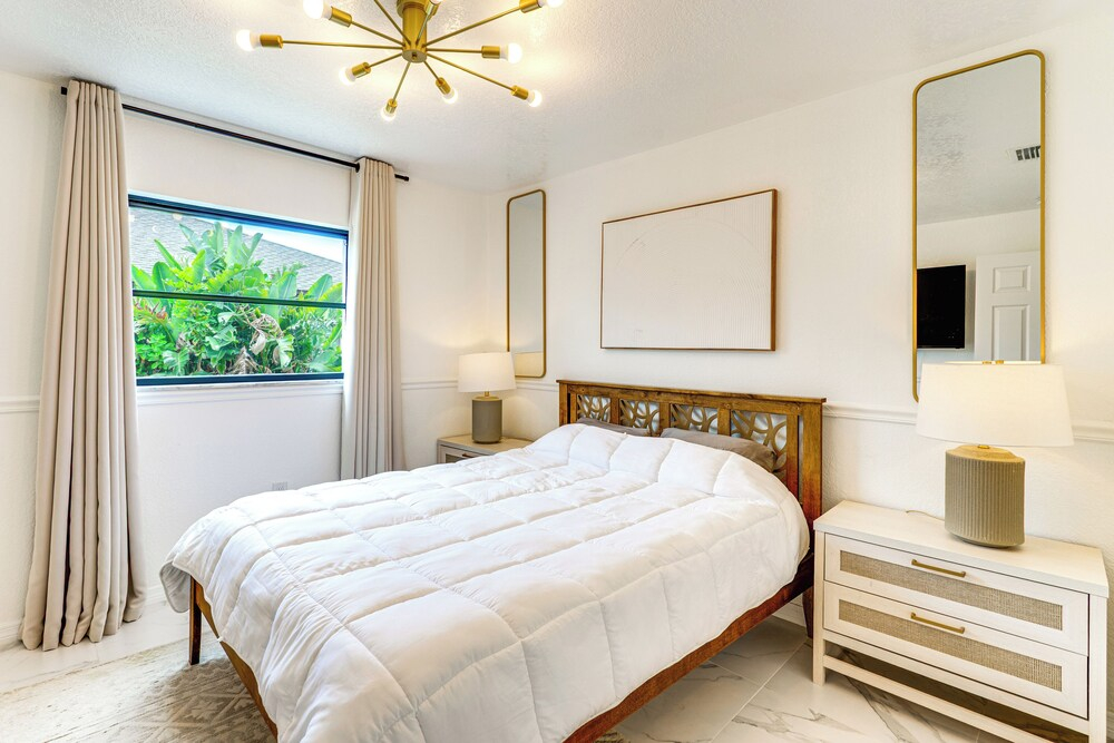 Group Getaway: Luxe Lakeside Gem in Port Charlotte
