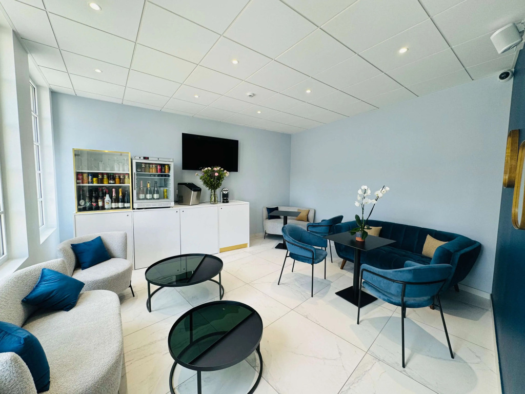 Kyriad Saumur Hyper Centre Hôtel, Appartements, Séminaires et SPA soins Sothys Paris