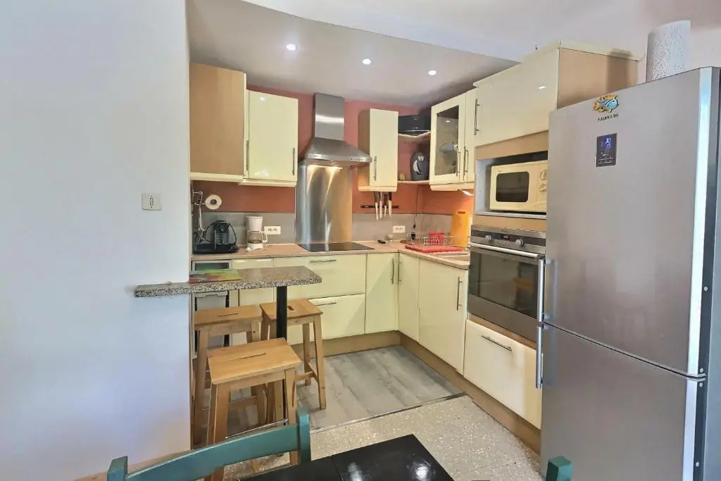 Confortable appartement climatisé à 25m de la plage