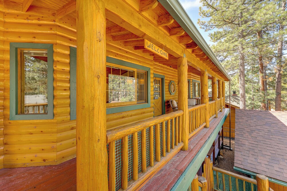 Multiple Decks! Cabin 1 Mi to Big Bear Lake Access