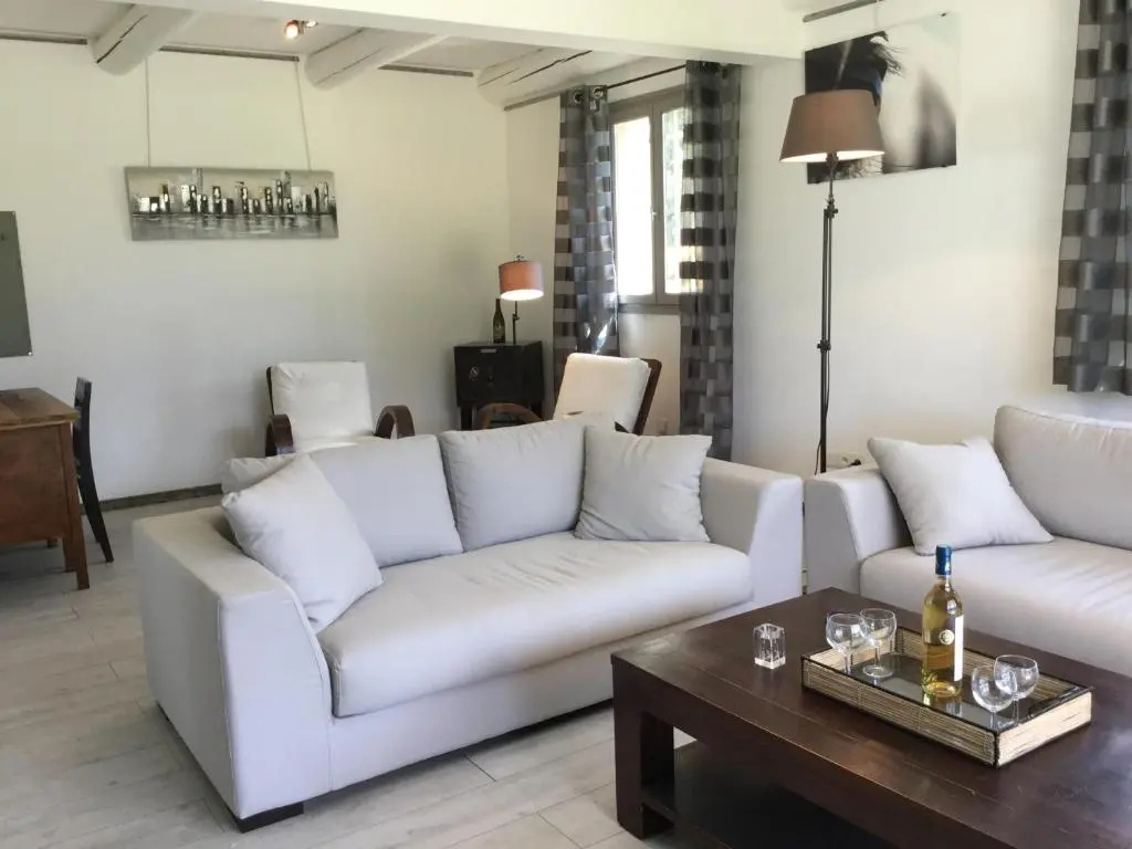 air-conditioned family house with fenced pool in fontvieille in the alpilles, sleeps 8