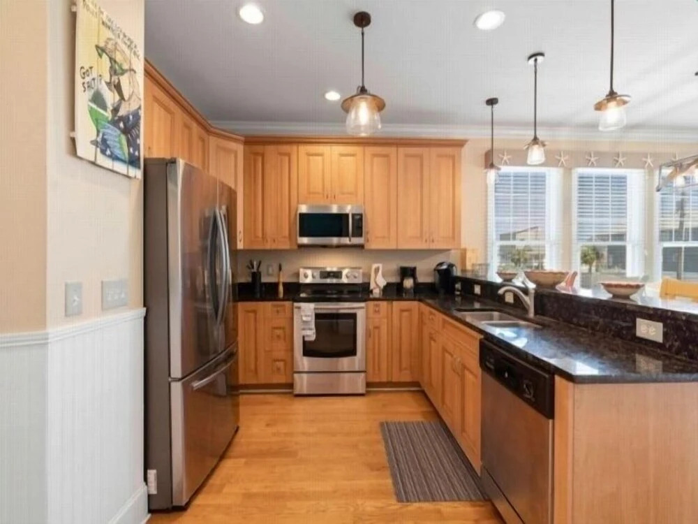 After Dune Delight - Relax And Unwind In This Fun And Spacious 3 Story Home. Light, Bright, And Close To Everything! 4 Bedroom Townhouse by RedAwning