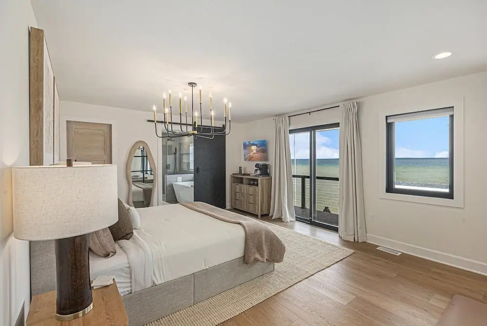 Waterfront Retreat on West Bay w Hot Tub, Games & More! 7345
