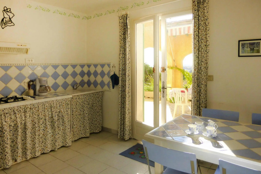 Holiday cottage with private terrace, Bellegarde