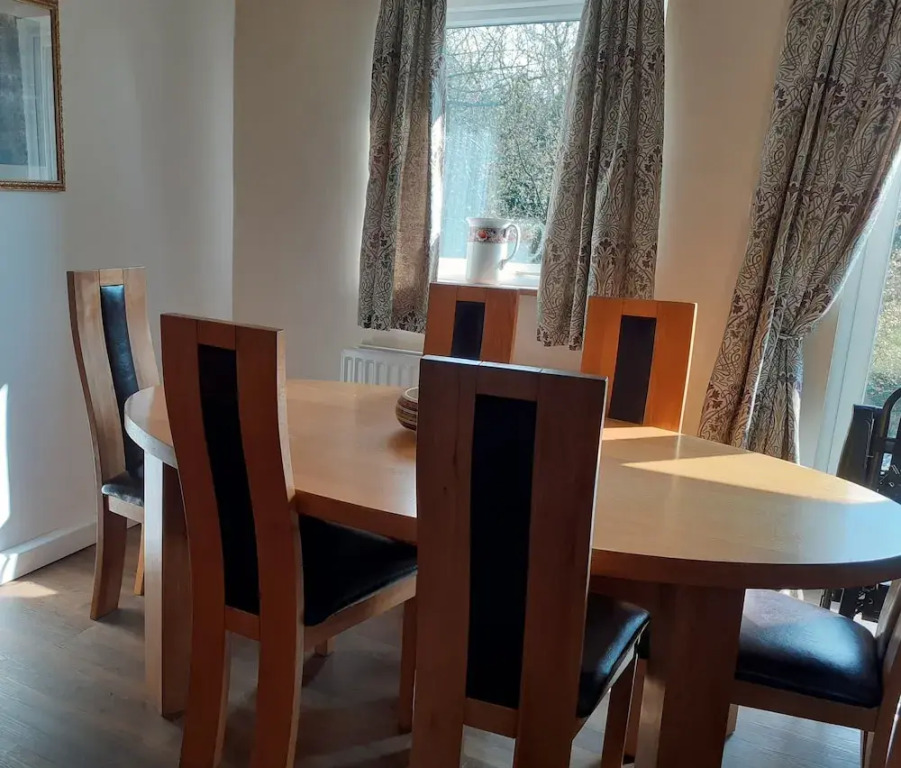Inviting 3-bed Cottage Close to Pwllheli