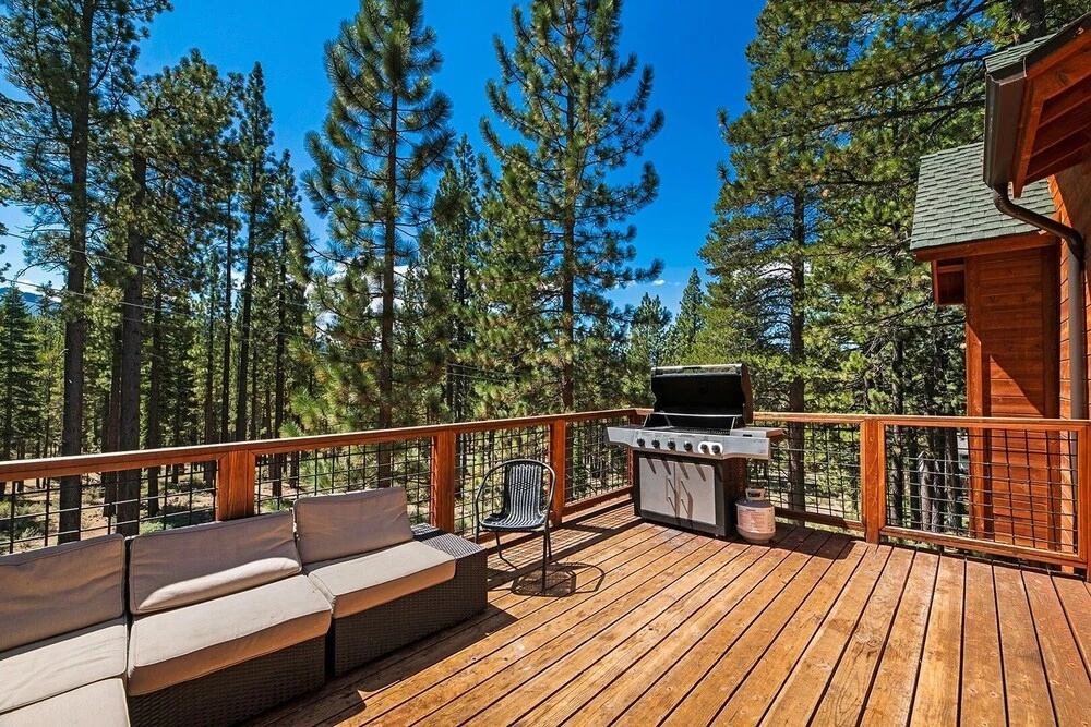 Big Bear Lodge W/ Sauna, Hot Tub, Decks & 4 Fireplaces 6 Bedroom Home