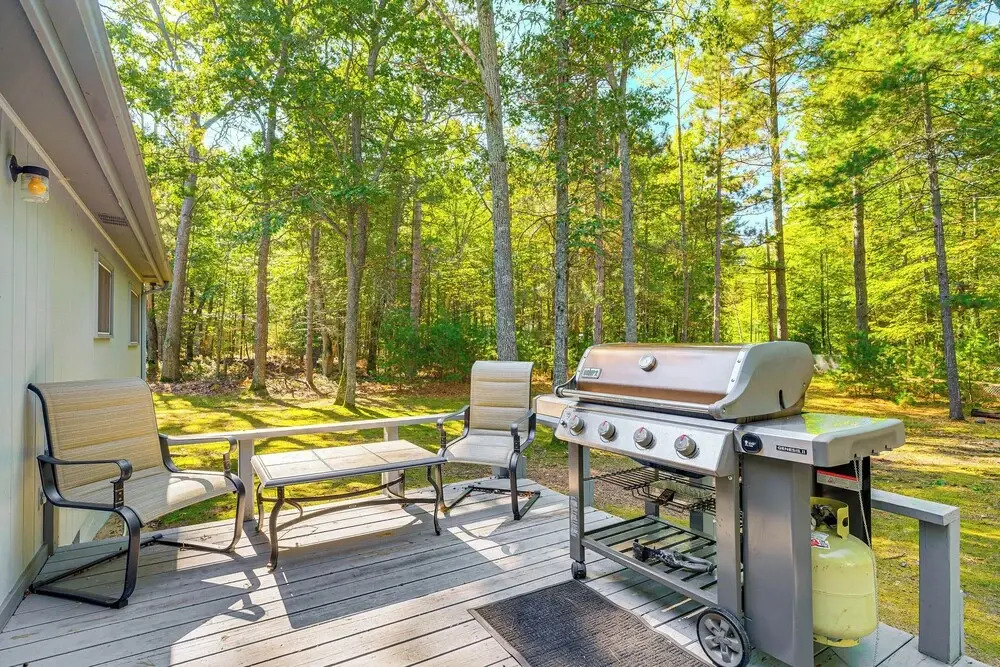 2 Blocks to Boat Ramp: Higgins Lake House w/ Grill