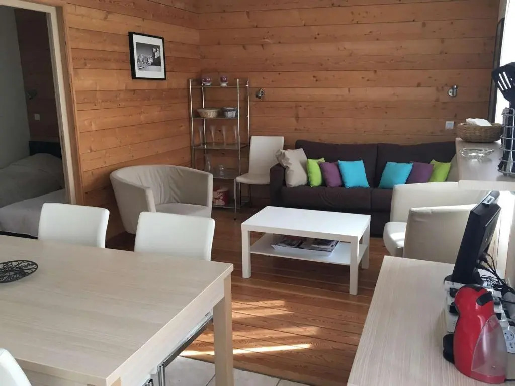 Appartement rénové 3 pièces, proche gare et remontées mécaniques - FR-1-330C-84