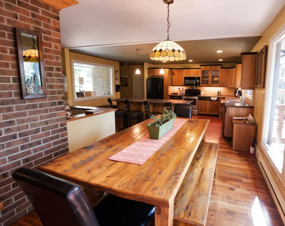 Auberge Kicking Horse Guest House