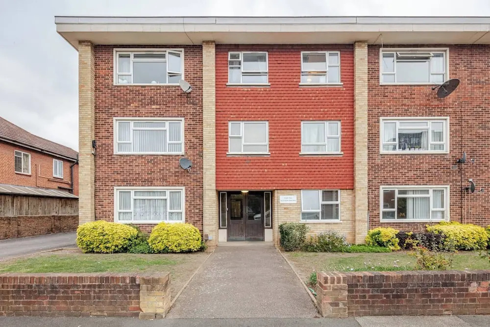 Central Wimbledon Stay! Free Parking & Fast Wifi, Long Stays Welcome