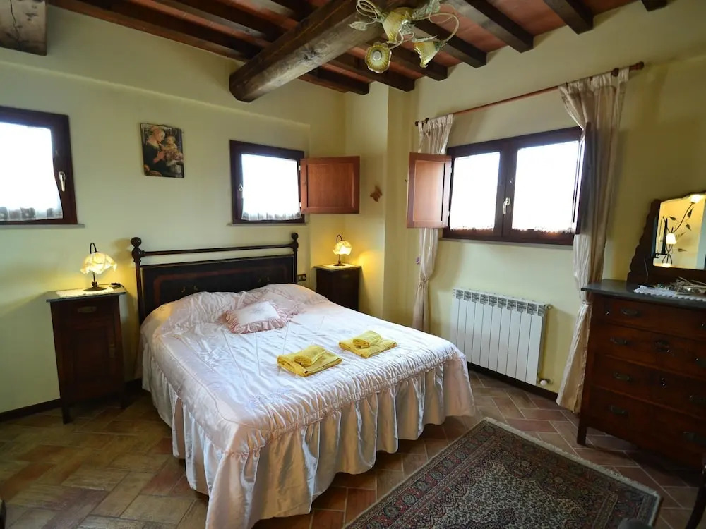 Delightful Holiday Home With Garden, Pool, Heating, Parking