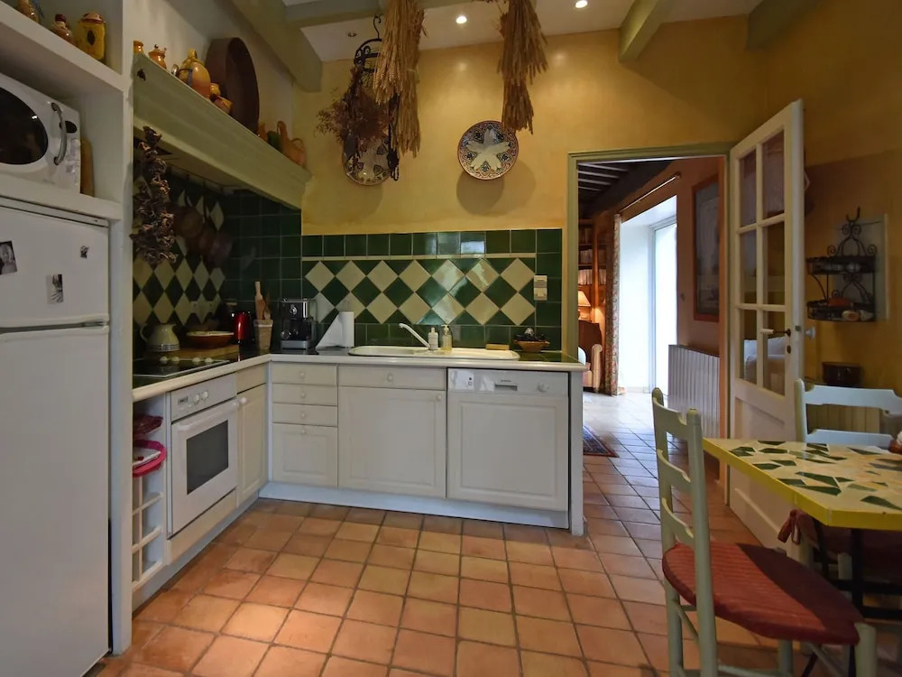 Characteristic Villa With Private Swimming Pool Close to the Center of Nimes
