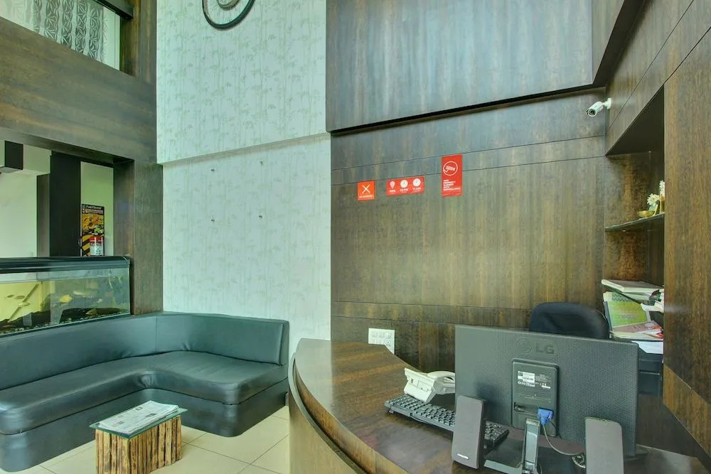 OYO 24825 Hotel Sholas Residency