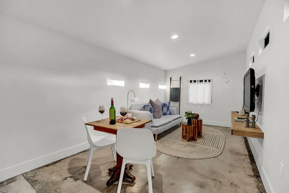 New! Stunning Modern Luxury Rental Steps to Main!