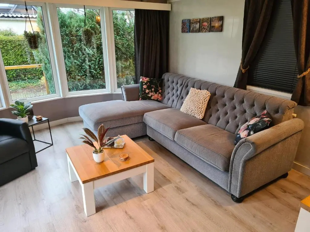 Relax huisje is een luxe huisje met een vaatwasser en zeer snel WIFI 5G en is voorzien van een nieuwe badkamer en keuken met een omheinde tuin met een eigen parkeerplaats
