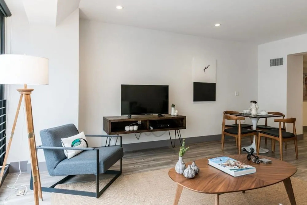 Modern & Spacious 2-Bedroom DTLA